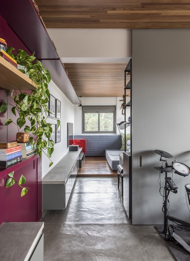 Cimento, madeira e muitas cores formam o mix charmoso deste apartamento (Foto: Maíra Acayaba )