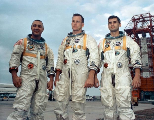 Gus Grissom, Edward White e Roger Chaffee, tripulação da primeira missão Apolo, que morreu durante um teste (Foto: NASA via BBC News Brasil)