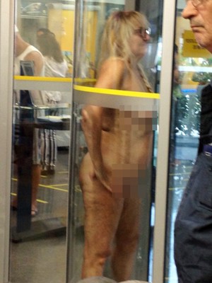 Mulher tirou a roupa ao ser barrada em banco de Guarujá, SP (Foto: G1)