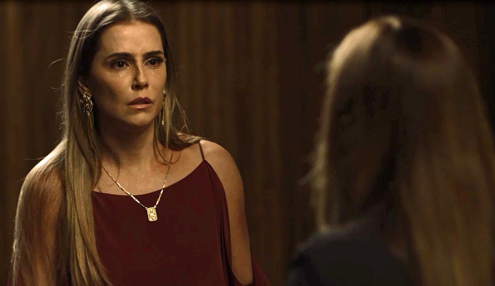 Karola se surpreende com a frieza de Lau (Foto: TV Globo)