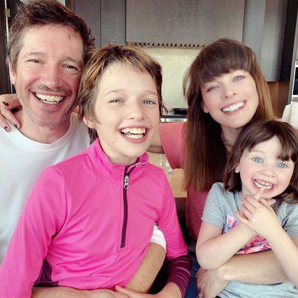 Milla Jovovich, marido e filhas (Foto: Reprodução/ Instagram)