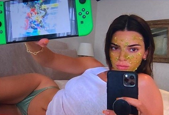 Kendall Jenner jogando videogame durante quarentena (Foto: Instagram)