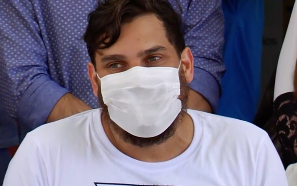 Cauan Máximo após sair do hospital recuperado da Covid-19 — Foto: Reprodução/TV Anhanguera