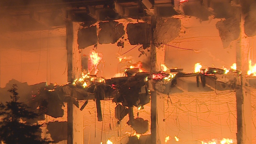 Incêndio atinge prédio da Secretaria de Segurança Pública do Rio Grande do Sul — Foto: Reprodução/RBS TV