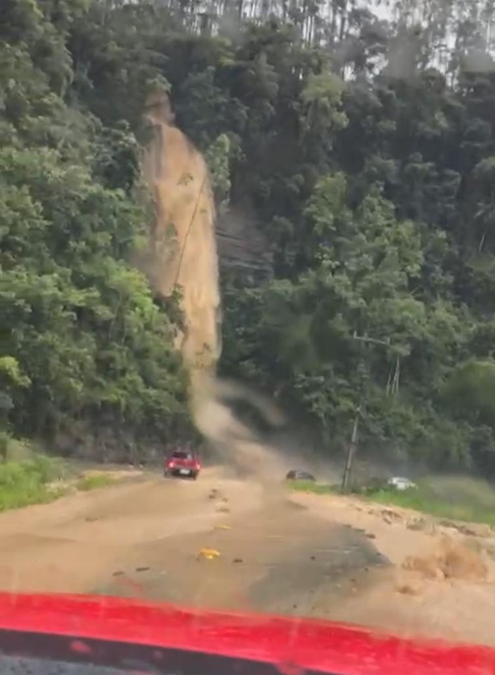 Chuva aumenta força de queda d'água e vira cachoeira em beira de estrada de SC. — Foto: Divulgação/Redes Sociais
