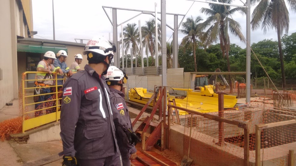 A queda aconteceu depois que o homem, que trabalhava na construção, se desprendeu do sistema de ancoragem — Foto: CBMBA