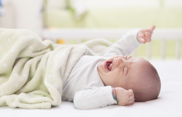 Bebê não deve ser deixado sozinho, chorando, para aprender a dormir (Foto: Thinkstock)