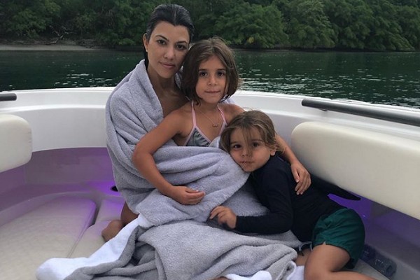 Kourtney Kardashian com dois de seus três filhos (Foto: Instagram)