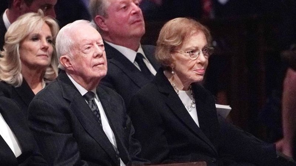 Jimmy e Rosalynn Carter (com Jill Biden e o ex-vice-presidente Al Gore atrás) no funeral do ex-presidente George H.W. Bush em 2018 — Foto: AFP