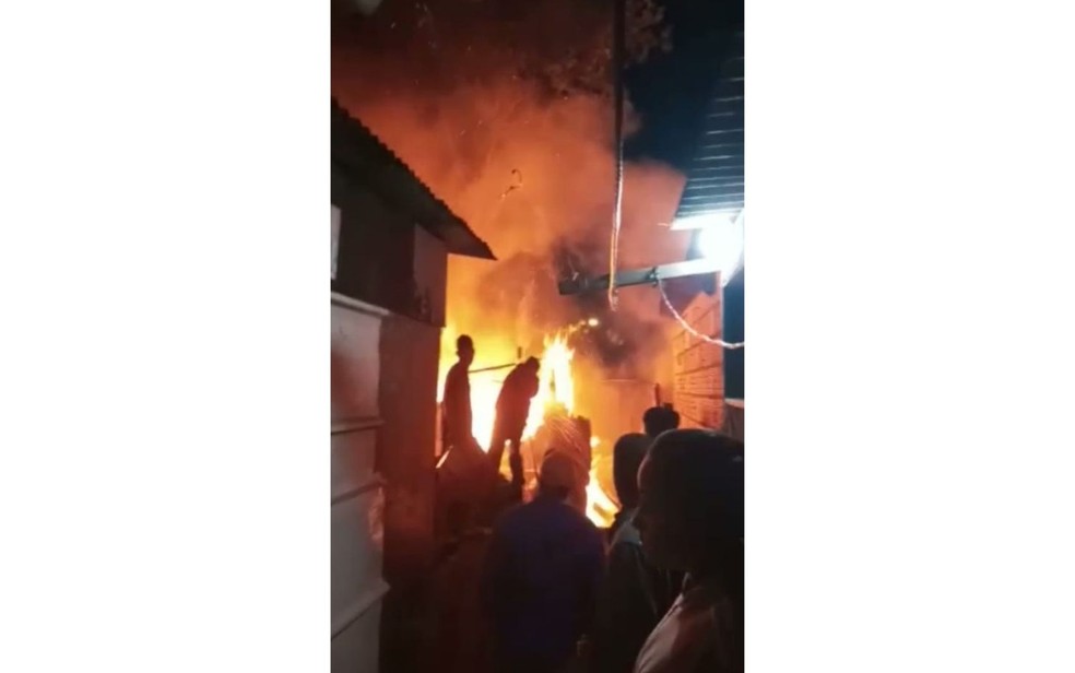 Moradores da comunidade Maria Lurdes ajudaram a controlar o fogo até a chegada do Corpo de Bombeiros em Ribeirão Preto (SP) — Foto: Redes Sociais