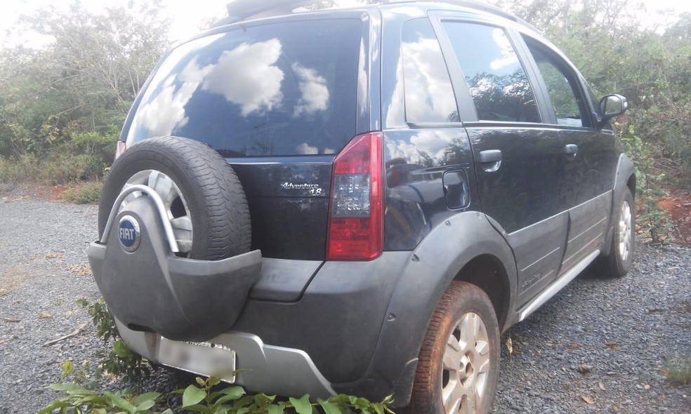 Carro foi encontrado abandonado na zona rural de Montes Claros â Foto: PolÃ­cia Militar/ DivulgaÃ§Ã£o