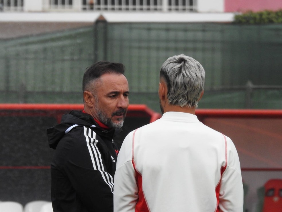 V&iacute;tor Pereira conversa com Arrascaeta em treino do Flamengo &mdash; Foto: Fred Gomes