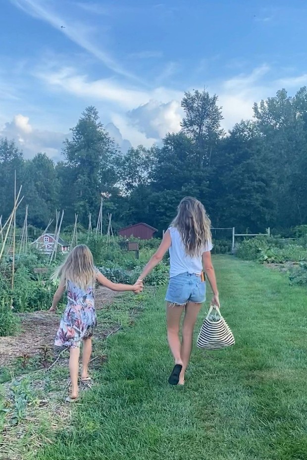 Gisele aproveita dia na horta com a filha (Foto: Reprodução/Instagram)