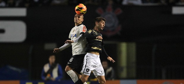 Fabio Santos Fellype Gabriel Corinthians x Botafogo (Foto: Marcio Fernan / Ag. Estado)