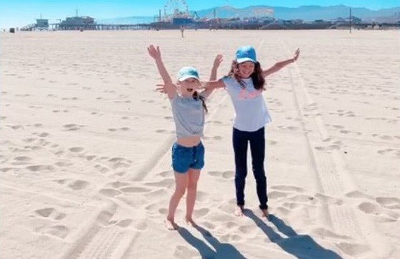 As filhas de Bruce Willis e Emma Heming brincando na praia durante quarentena (Foto: Instagram)