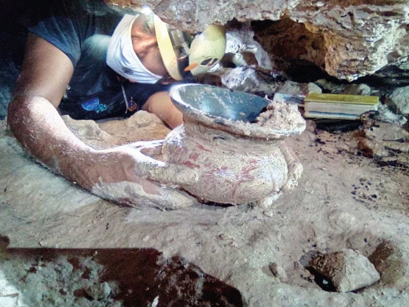 Chocolateira encontrada na caverna Cueva de la Cruz no México  (Foto: INAH)