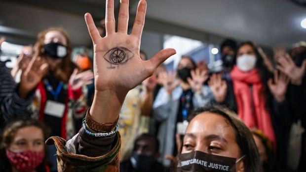 Ativistas protestam contra combustíveis fósseis fora do plenário da COP26 nesta quarta-feira (Foto: Jeff J Mitchell/Getty Images via BBC Brasil)