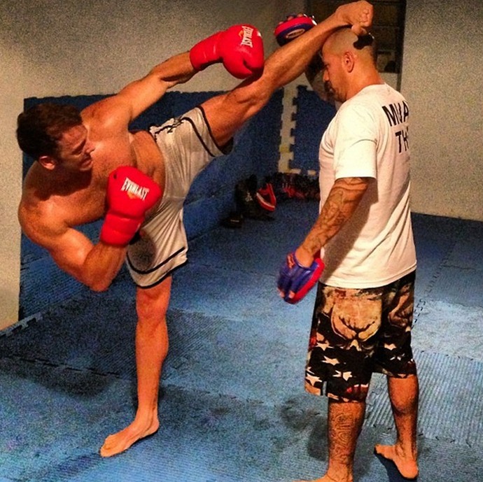 Rogério Padovan (BBB5) exibe flexibilidade e boa forma em treinamento (Foto: Arquivo Pessoal)
