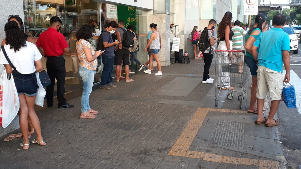 Midway Mall: apesar da liberação, maioria das pessoas seguem usando máscaras para entrar no shopping em Natal — Foto: Julianne Barreto/Inter TV Cabugi