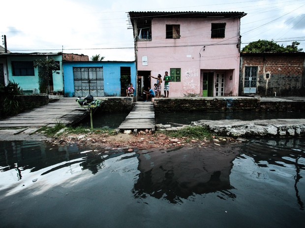 Água bloqueou a saída de alguns moradores de suas casas (Foto: Jonathan Lins/G1)