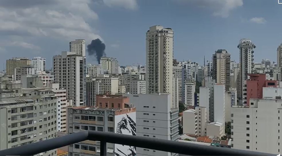 Fumaça de incêndio na Avenida Paulista vista de prédio. — Foto: Arquivo pessoal
