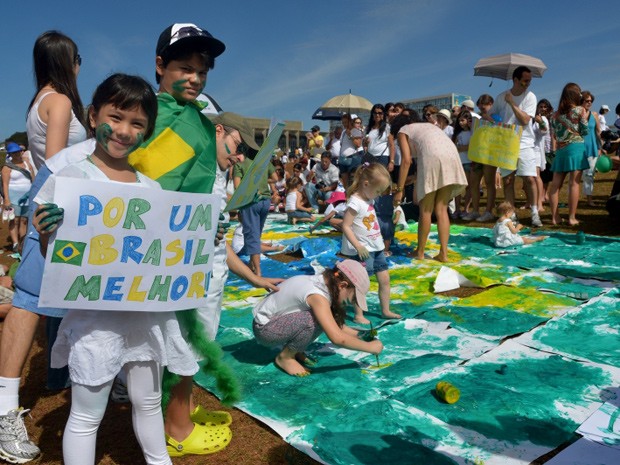 Crianças participaram da confecção de cartazes e pintaram uma bandeira do Brasil em frente ao gramado do Congresso (Foto: Wilson Dias / Agência Brasil)