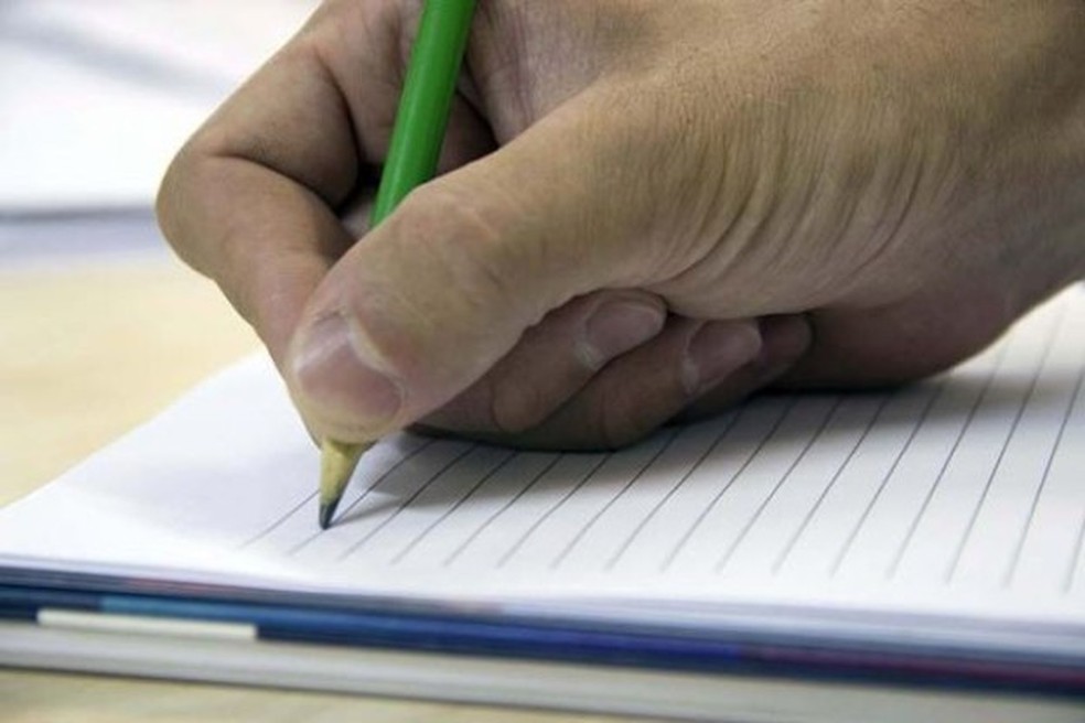 Estudante escreve com lápis em caderno, em imagem de arquivo — Foto: Prefeitura de Toledo / Divulgação