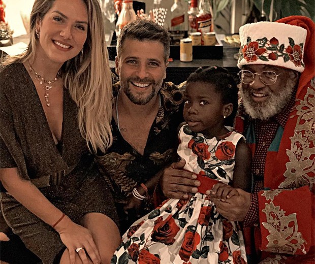 Bruno Gagliasso e Giovanna Ewbank com Títi e Papai Noel (Foto: Reprodução/Instagram)