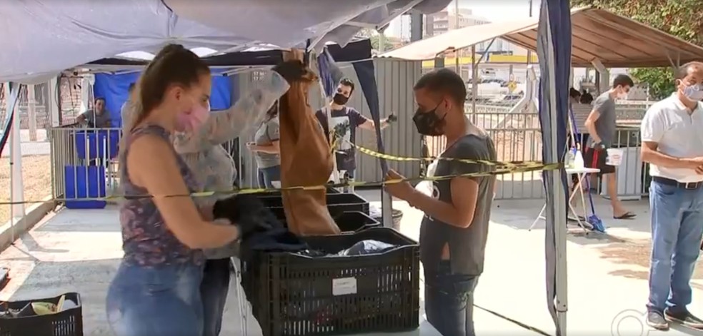 Morador de rua leva roupa para ser lavada em projeto de Rio Preto — Foto: Reprodução/TV TEM