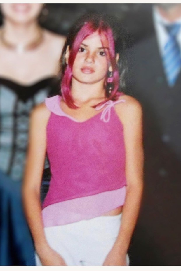 Camila Queiroz relembra fotos antigas em que aparece com o cabelo rosa (Foto: Reprodução/Instagram)