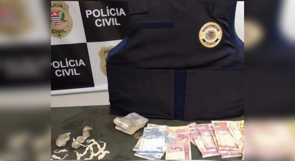Idoso de 68 anos é preso com porções de drogas em Guareí — Foto: GCM/ Divulgação