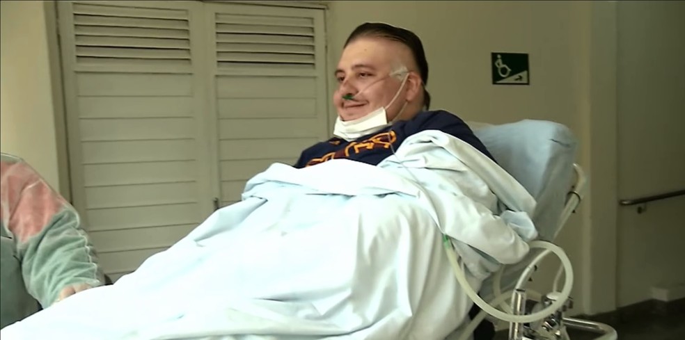 Rogério Gnata, de 33 anos, recebeu alta após dois meses internado, em Curitiba — Foto: Reprodução/RPC