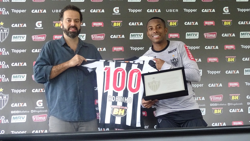 Robinho recebeu camisa comemorativa por 100 jogos pelo Galo, em outubro (Foto: Laura Bernardes)
