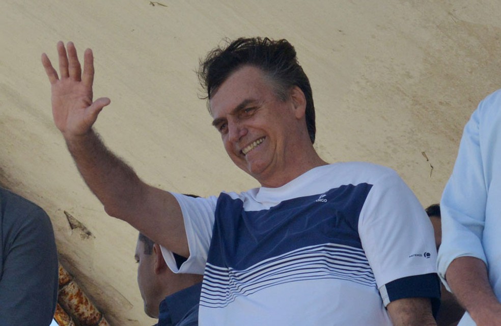 O presidente eleito, Jair Bolsonaro, ao acompanhar nesta quarta (31) apresentaÃ§Ã£o de aviÃµes na Barra da Tijuca, no Rio  â€” Foto: Lucas Landau/Reuters
