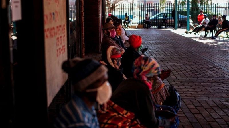 Rede comunitária da África do Sul ajudou inicialmente o país, mas o país foi atingido por uma nova variante do coronavírus (Foto: Getty Images via BBC)