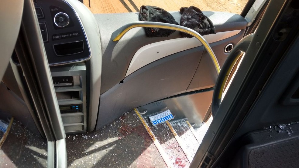 Ônibus no qual tiroteio na BR-040 terminou com um PM e dois assaltantes mortos (Foto: PRF/Divulgação)