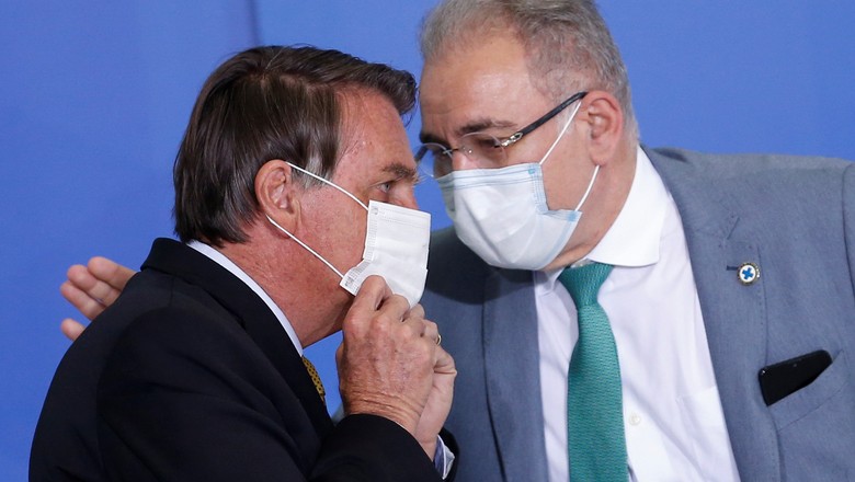 Presidente Jair Bolsonaro ao lado do ministro da Saúde, Marcelo Queiroga, em Brasília (DF) (Foto: REUTERS/Adriano Machado)