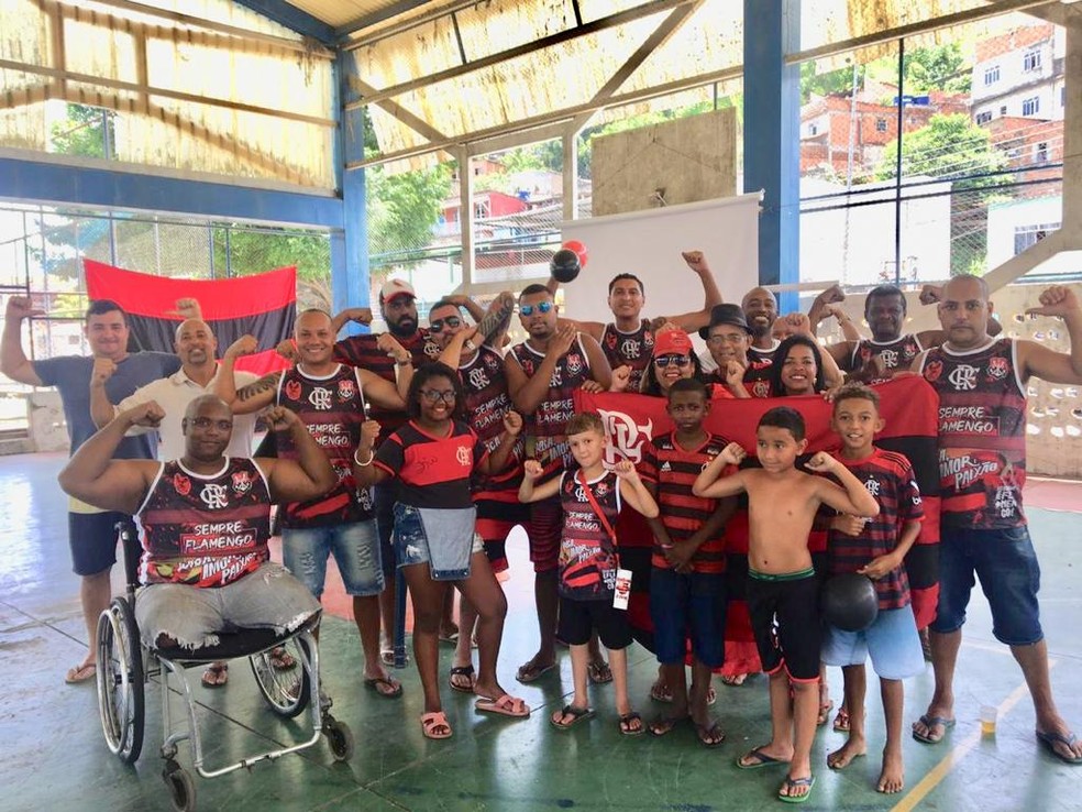 Torcedores se re&uacute;nem na quadra do bairro Santa Cruz, em Barra Mansa &mdash; Foto: Rianne Netto/Tv Rio Sul