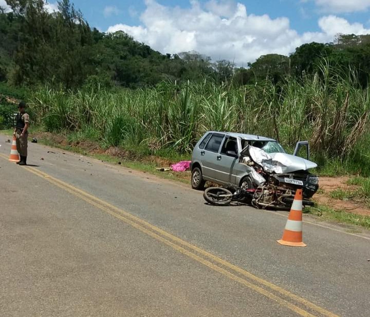 Homem morre e mulher fica gravemente ferida em acidente entre carro e moto na AMG próximo a