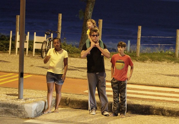 Fábio Assunção com os filhos, João e Ella (Foto: Delson Silva/AgNews)