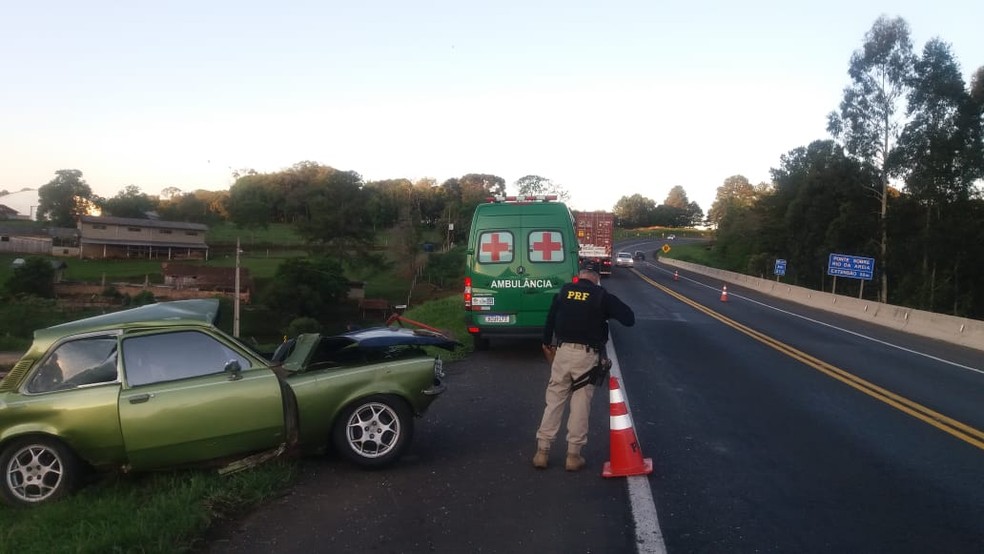 Motorista morre após tentar cruzar rodovia e ser atingido por caminhão, na BR-277 — Foto: Divulgação/PRF