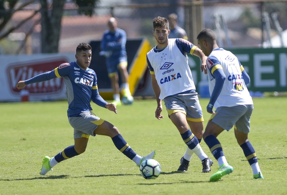 Mano Menezes relaciona 20 jogadores para enfrentar o Nacional-PAR, em Assunção