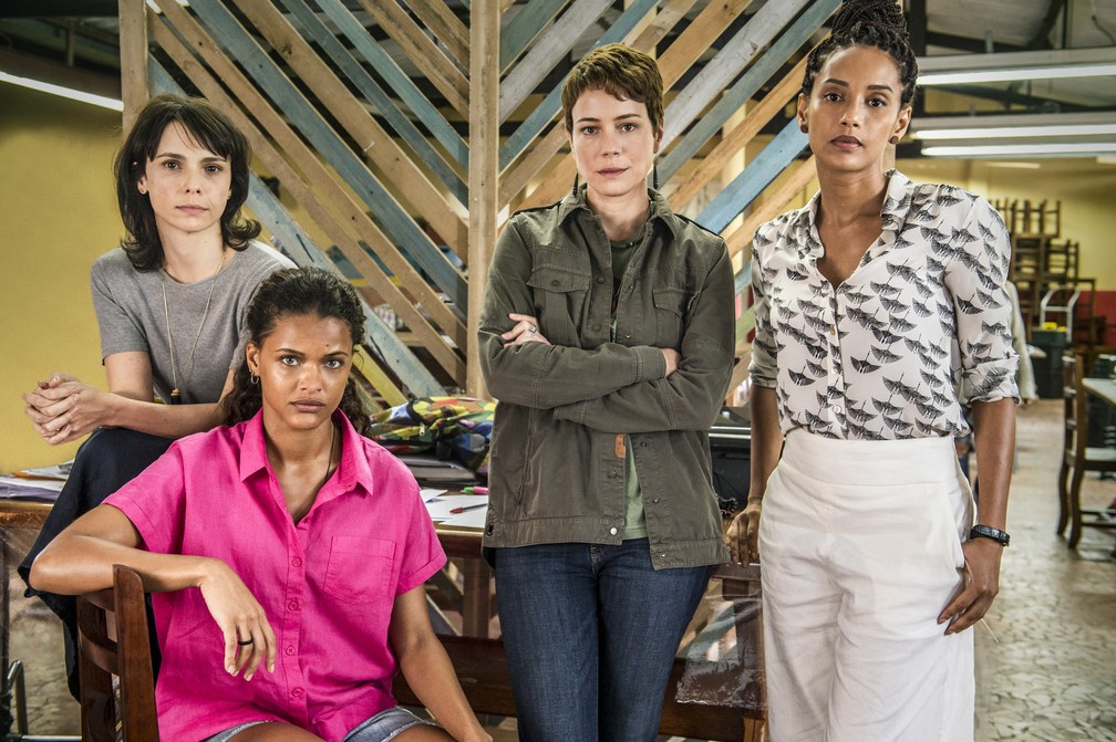 A advogada VerÃ´nica (TaÃ­s AraÃºjo), a jornalista Natalie (DÃ©bora Falabella), a ativista Luiza (Leandra Leal) e a estagiÃ¡ria Clara (ThainÃ¡ Duarte) fazem parte da ONG Aruana â Foto: FÃ¡bio Rocha/Globo