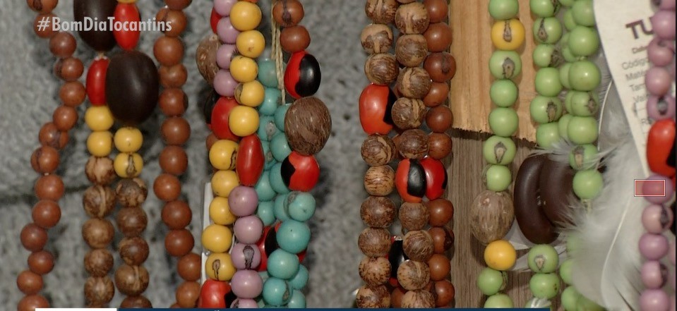 Sementes de açaí e de coco babaçu que seriam jogadas fora viram biojoias nas mãos de artesãs de Taquaruçu