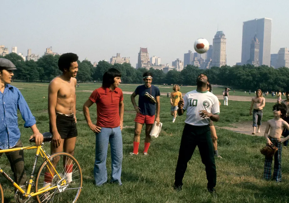 O melhor jogador do mundo bate bola com fãs no Central Park, em 1975