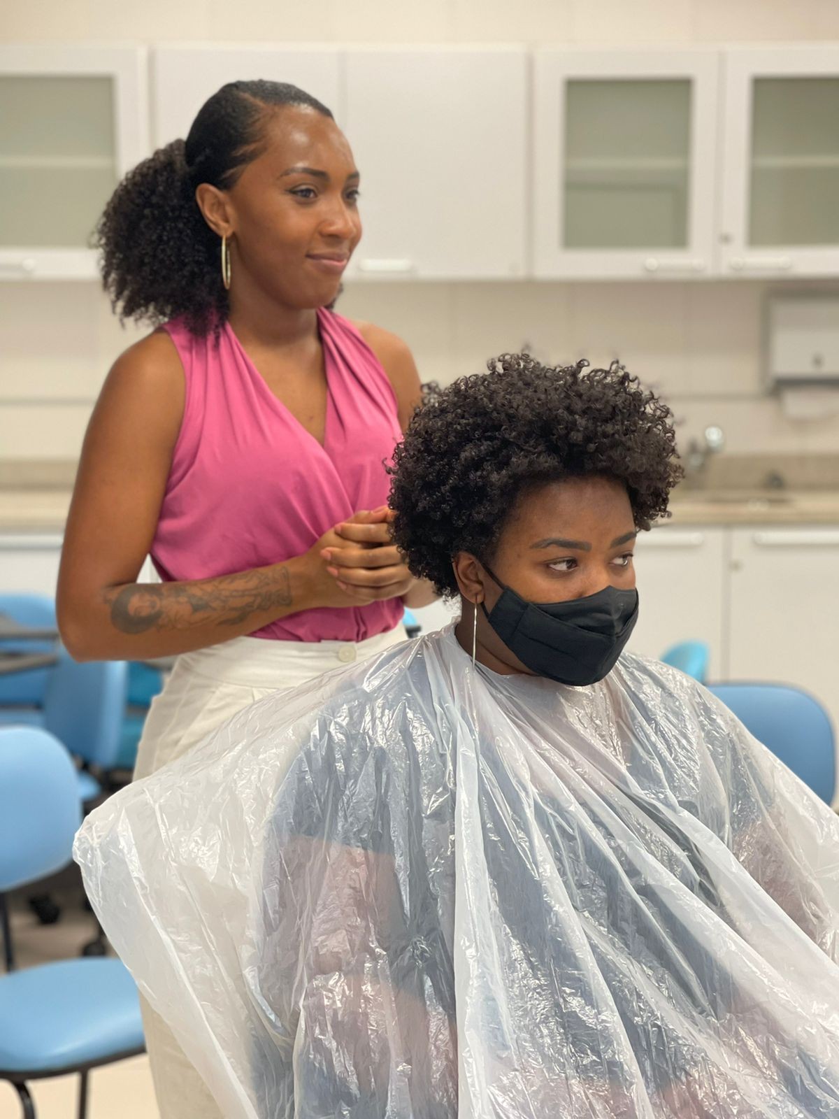 Mulheres em Juiz de Fora passam pela transição capilar e resgatam a autoestima: 'Passei a ter voz ativa', afirmou uma delas 
