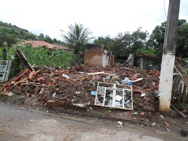Esta casa foi totalmente destruída pela chuva em Frei Serafim, distrito de Itambacuri. (Foto: Victor Couy/InterTV)