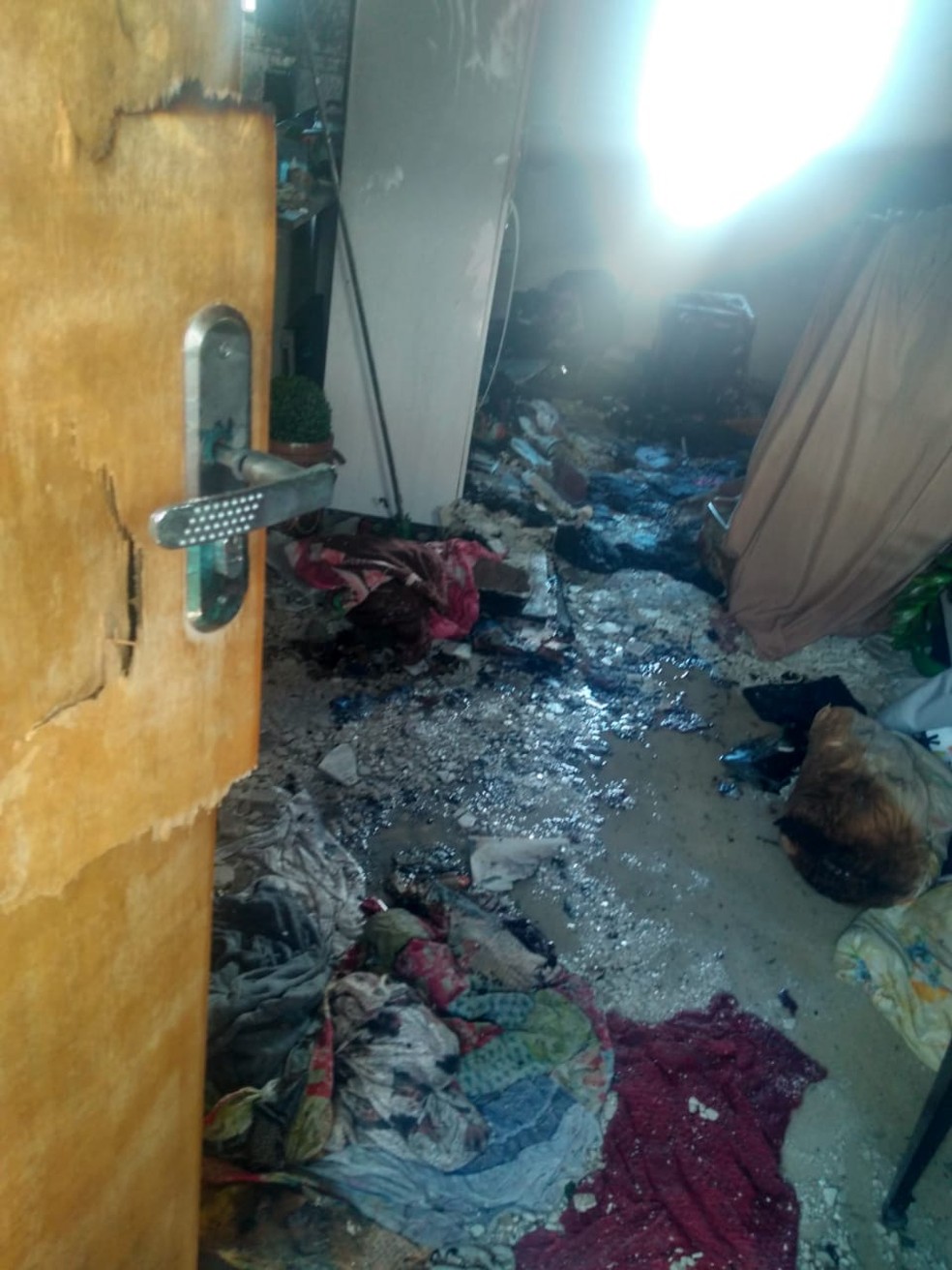 Apartamento do homem ficou destruído após ele atear fogo — Foto: G1 Santos