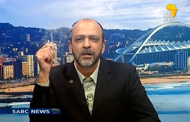 Convidado fumou cigarro de maconha durante debate em TV sul-africana (Foto: Reprodução/YouTube/SABC Digital News)