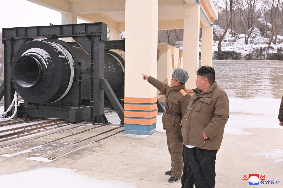 O líder norte-coreano Kim Jong-un inspeciona a configuração de um motor de combustível sólido de alto impulso como parte do desenvolvimento de uma nova arma estratégica — Foto: KCNA via REUTERS